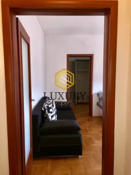 Dnevni boravak sa garniturom gledan kroz vrata. - image 3