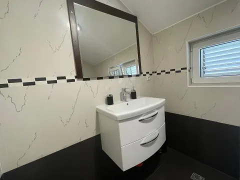 Rent, one bedroom apartment, 60m², Tripovići, Tivat - image 11