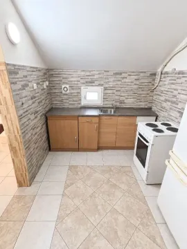 Manja kuhinja sa drvenim elementima i belim šporetom. - image 2