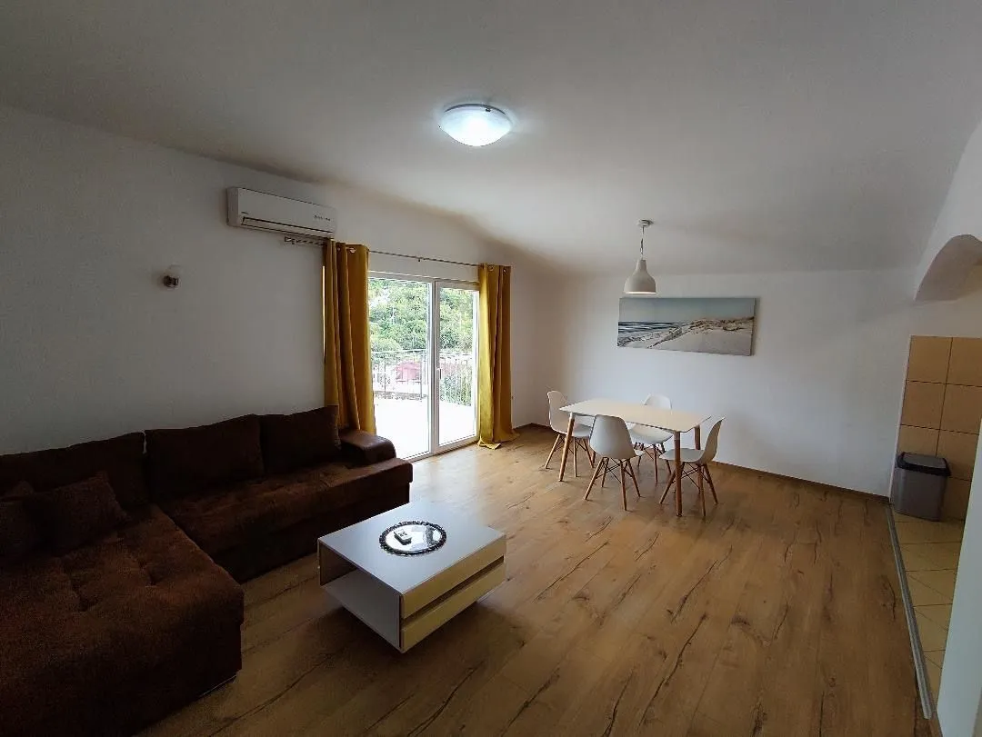 Rent, one bedroom apartment, 70m², Škaljari, Kotor