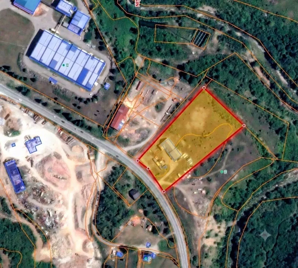 Satelitski snimak zemljišta sa ucrtanim granicama parcele.