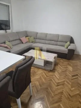 Dnevna soba sa ugaonom garniturom i trpezarijskim stolom. - image 2