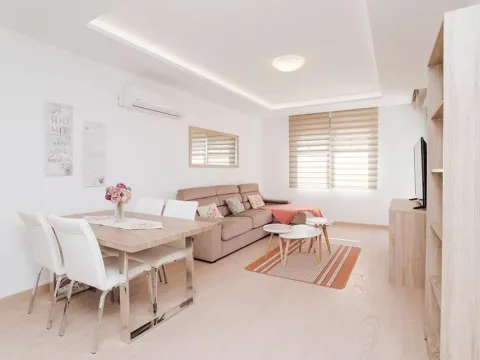 Izdavanje, jednosoban stan, 57m², Centar, Tivat - image 6