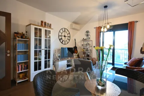 Dnevni boravak sa trpezarijom, televizorom i izlazom na terasu. - image 4