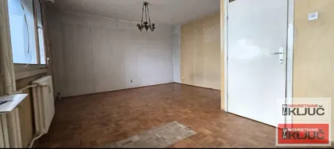 Prazna prostorija sa parketom na podu i vratima. - image 12