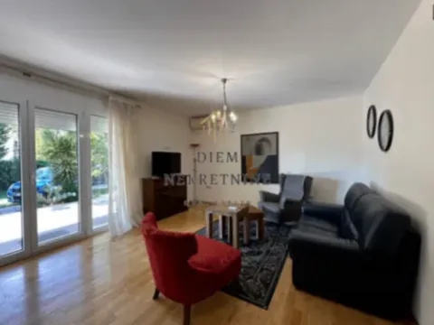 Izdavanje, kuća, 200m², Tološi, Podgorica - image 11