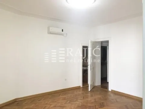 Bright room with parquet flooring and an air conditioning unit on the wall. - image 9