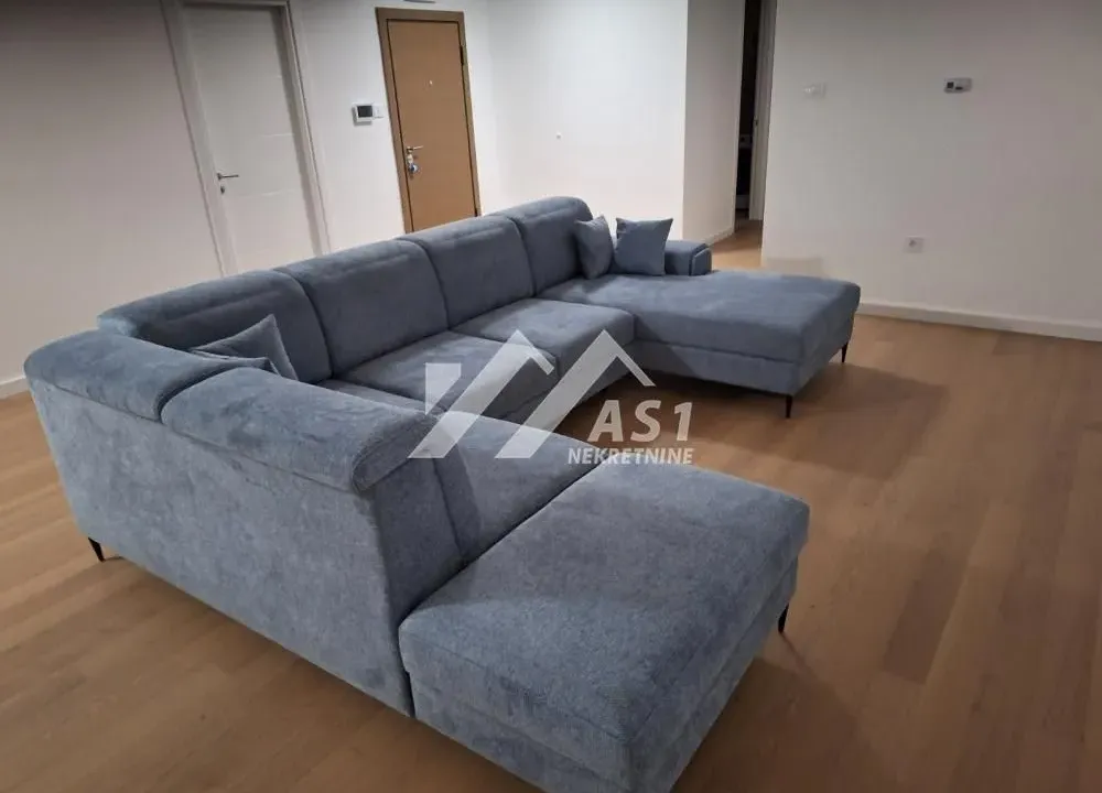 Izdavanje, četvorosoban stan, 110m², Salajka, Novi Sad Sve Podlokacije