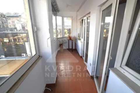 Zastakljeni balkon sa keramičkim pločicama na podu. - image 16