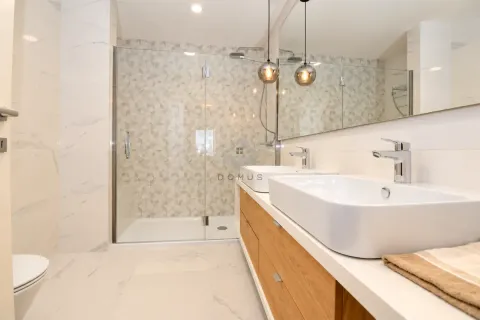 Moderne kupatilo sa dva umivaonika, drvenim elementima i tuš kabinom. - image 18