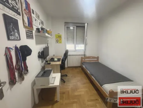 Manja spavaća soba sa krevetom i radnim stolom. - image 7