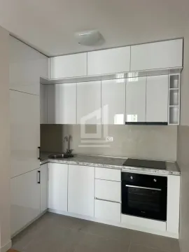 Moderna kuhinja sa bijelim elementima i ugrađenim aparatima. - image 5