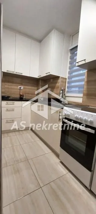 Izdavanje, trosoban stan, 58m², Savski Venac, Beograd