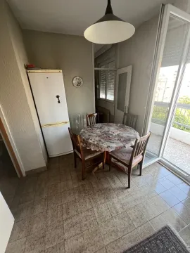 Trpezarija sa stolom, stolicama i frižiderom, sa izlazom na terasu. - image 5