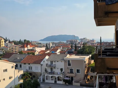 Pogled sa terase na naselje i more sa ostrvom u daljini. - image 12