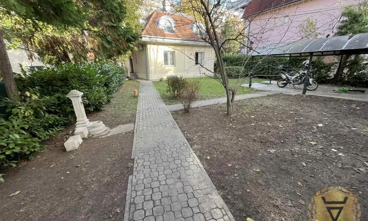 Izdavanje, kuća, 220m², Voždovac Sve Podlokacije, Beograd