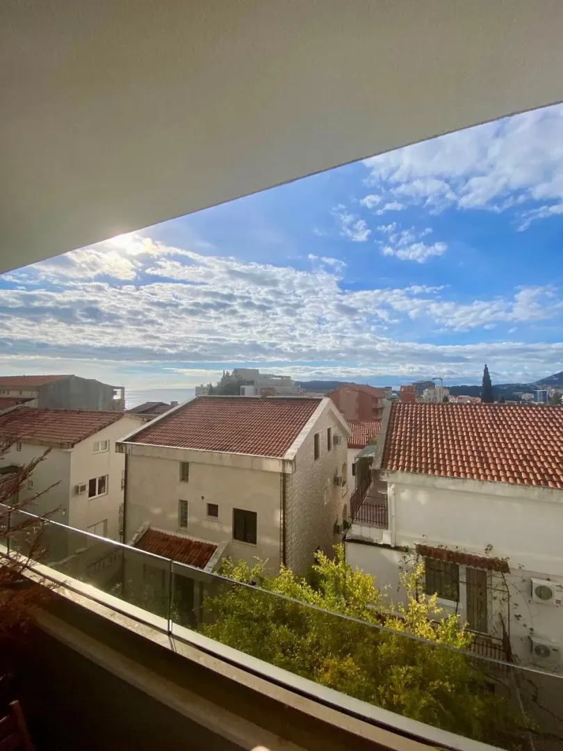 Pogled sa terase na okolne zgrade i dijelom na more.