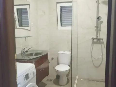 Izdavanje, trosoban stan, 84m², Centar, Tivat - image 11