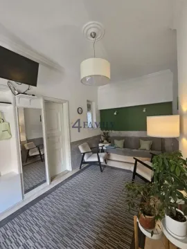Dnevni boravak sa garniturom, foteljama, tepihom i sobnim biljkama. - image 18