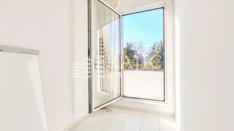Empty room with access to the terrace and a view of greenery. - image 3