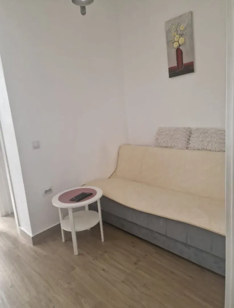 Izdavanje, jednosoban stan, 25m², Kalimanj, Tivat