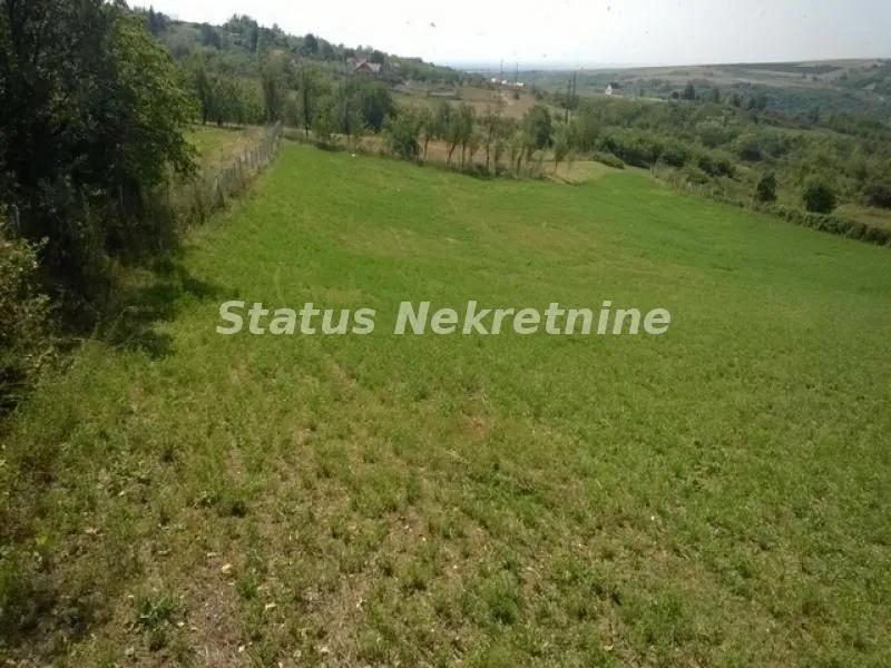Pogled na zelenu parcelu i okolni pejzaž.