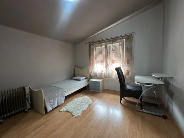 Izdavanje, trosoban stan, 130m², Bar, Crna Gora