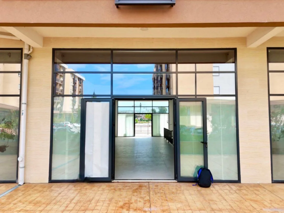 Izdavanje, poslovni prostor, 130m², New City, Podgorica