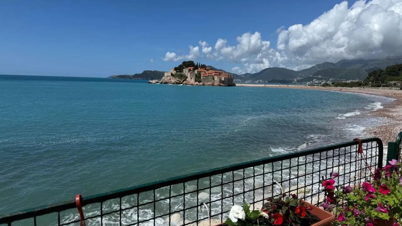 Sale, four bedroom apartment, 95m², Sveti Stefan, Budva