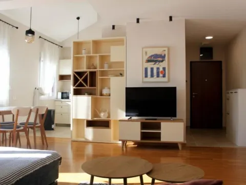 Izdavanje, dvosoban stan, 100m², Centar, Tivat - image 13