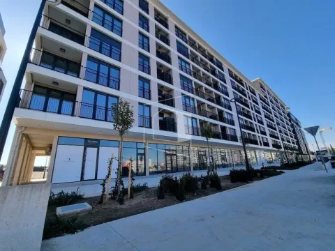 Spoljašnji izgled moderne stambene zgrade sa poslovnim prostorima u prizemlju. - image 18