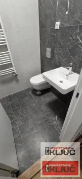 Novoopremljeno kupatilo sa umivaonikom, WC šoljom i radijatorom. - image 5