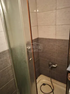 Pogled na tuš kabinu sa pločicama u kupatilu. - image 4