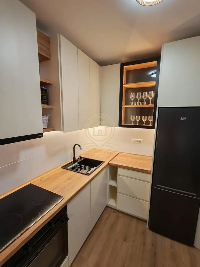 Izdavanje, trosoban stan, 80m², Savski Venac, Beograd