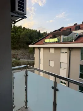 Pogled sa balkona na okolne zgrade i zelenilo. - image 4