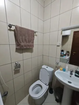 Manje kupatilo sa umivaonikom, wc šoljom i ogledalom. - image 7