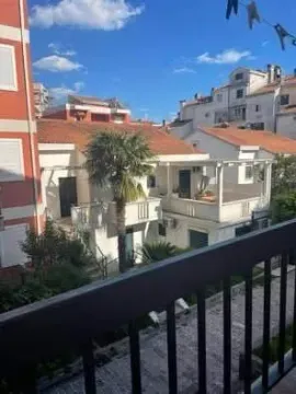 Pogled sa terase na okolne zgrade i mediteransko rastinje. - image 6