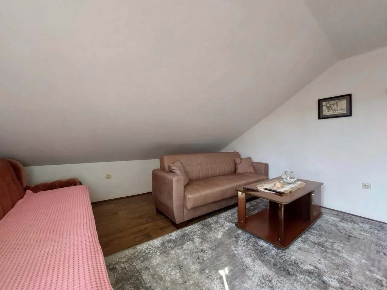 Izdavanje, dvosoban stan, 80m², Kalimanj, Tivat