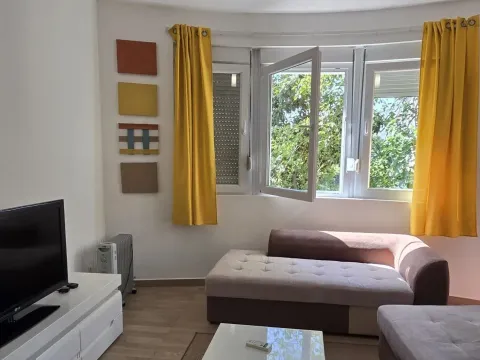 Izdavanje, stan, 38m², Tivat, Crna Gora - image 1
