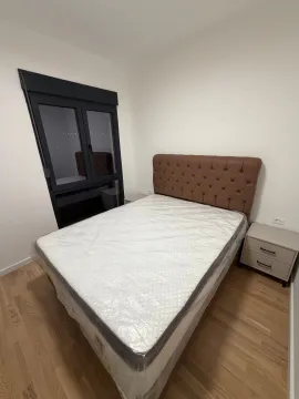 Spavaća soba sa bračnim krevetom i noćnim stočićem. - image 5