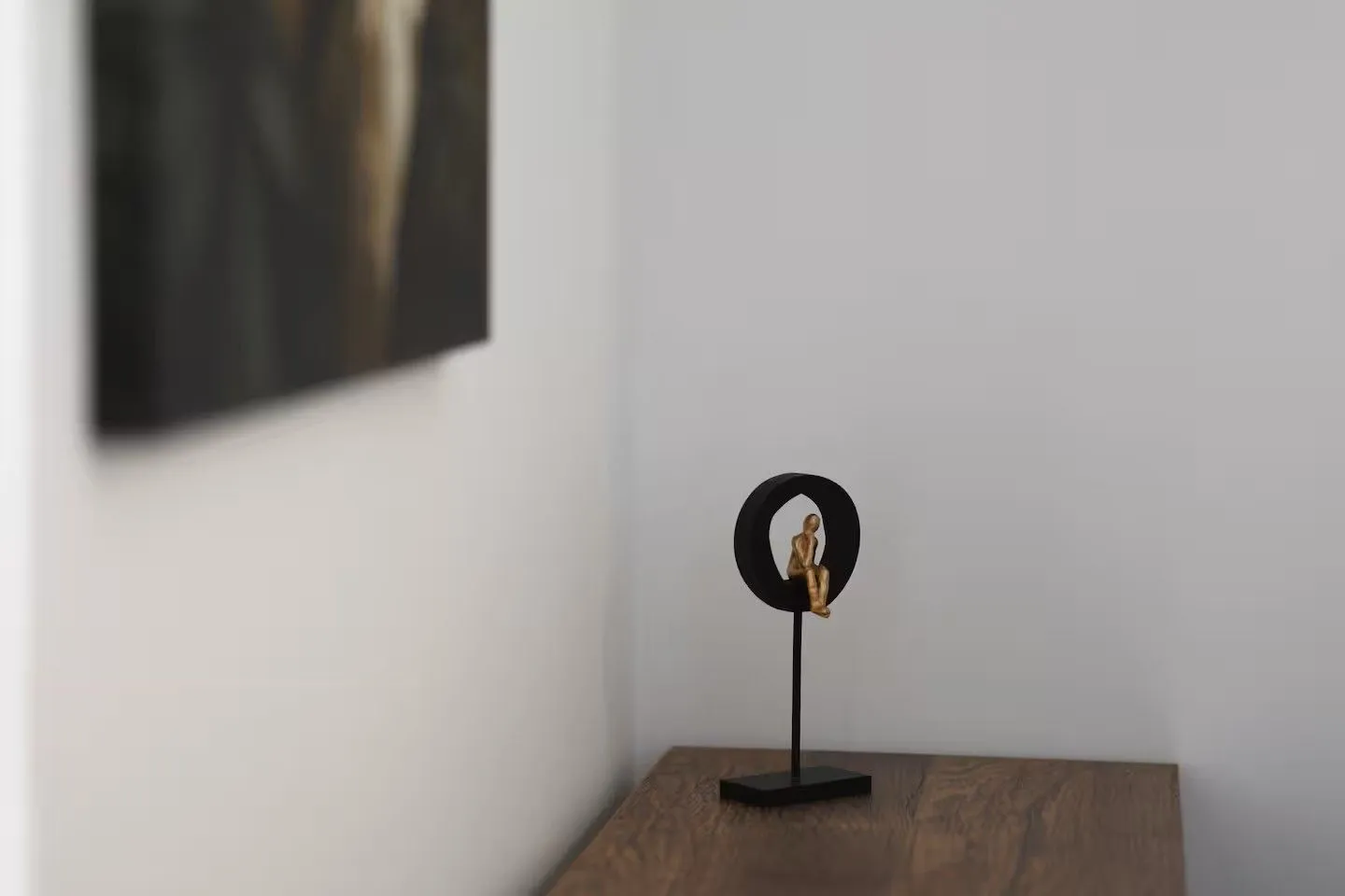 Detalj enterijera sa dekorativnom figurom na stočiću.