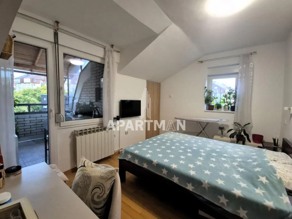 Furnished bedroom with a double bed and access to the terrace.