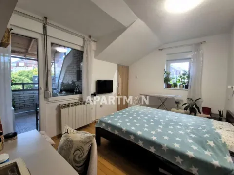 Furnished bedroom with a double bed and access to the terrace. - image 10