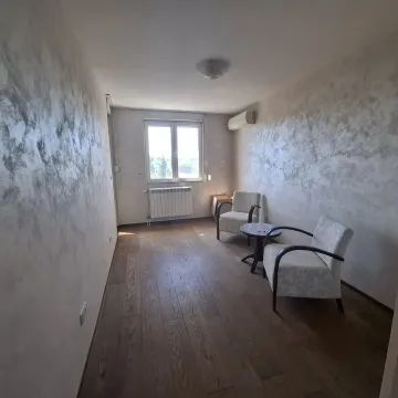 Dnevna soba sa garniturom za sjedenje i drvenim podom. - image 5