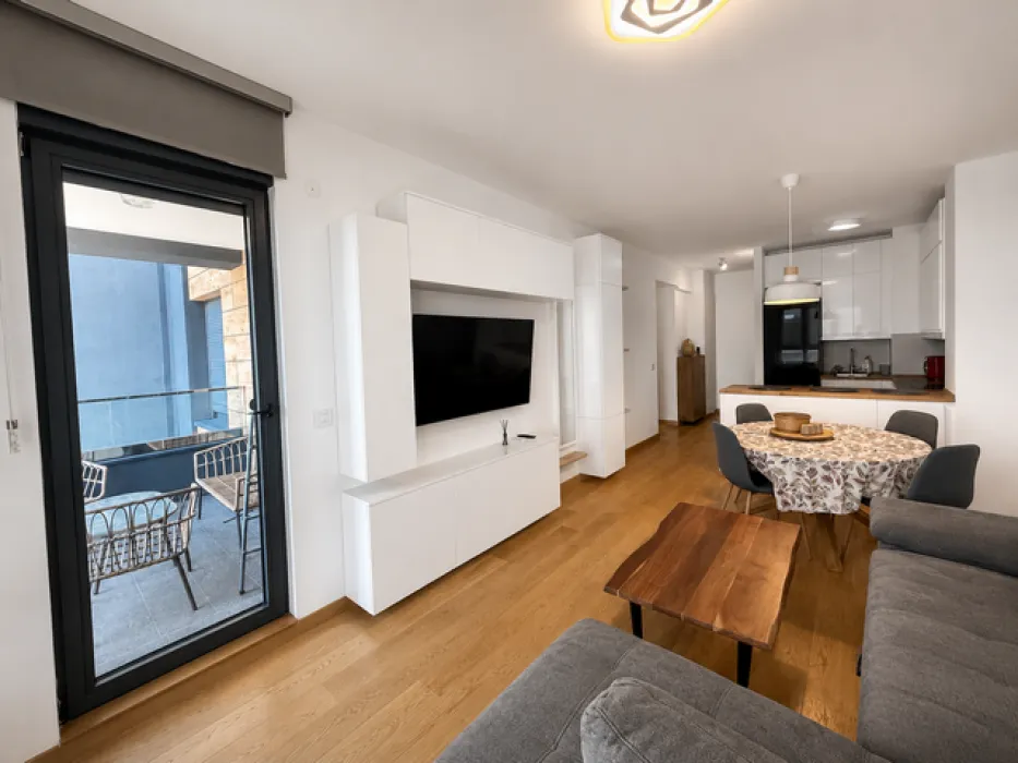 Izdavanje, četvorosoban stan, 90m², Fon (Fon - Bilećka), Voždovac Sve Podlokacije