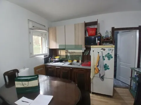 Kuhinja sa trpezarijskim stolom i frižiderom. - image 18