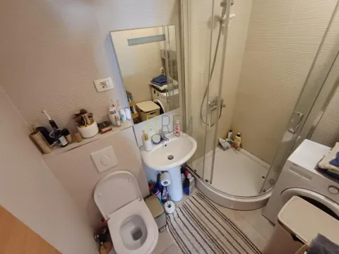 Manje kupatilo sa tuš kabinom, lavaboom i toaletom. - image 7