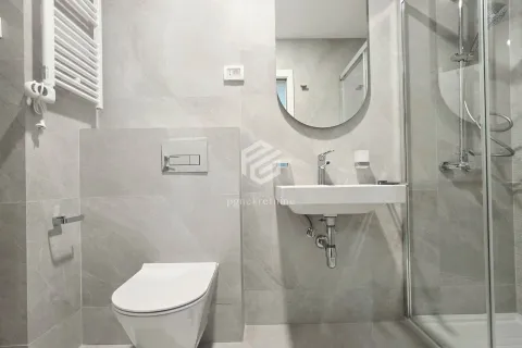 Moderne kupatilo sa tuš kabinom, umivaonikom i ugradnom wc šoljom. - image 2