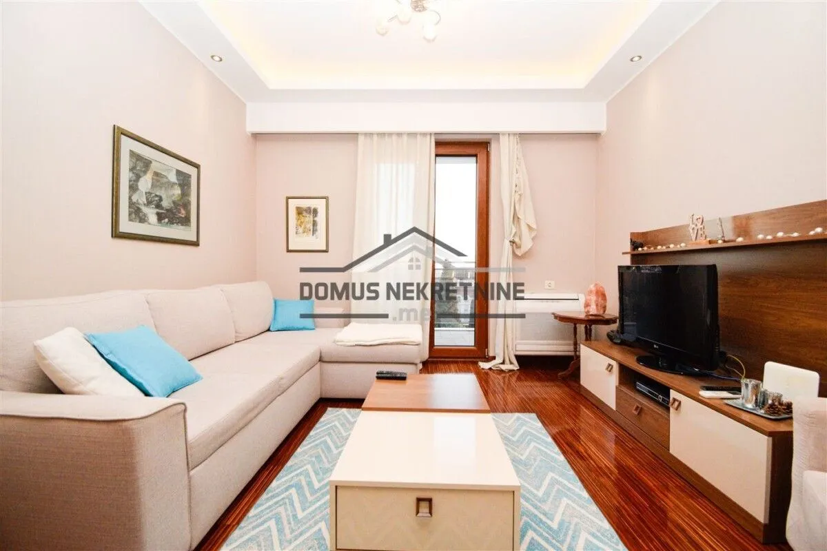 Izdavanje, dvosoban stan, 70m², Gorica C, Podgorica