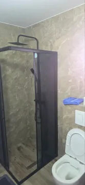 Kupatilo sa tuš kabinom i WC šoljom. - image 8